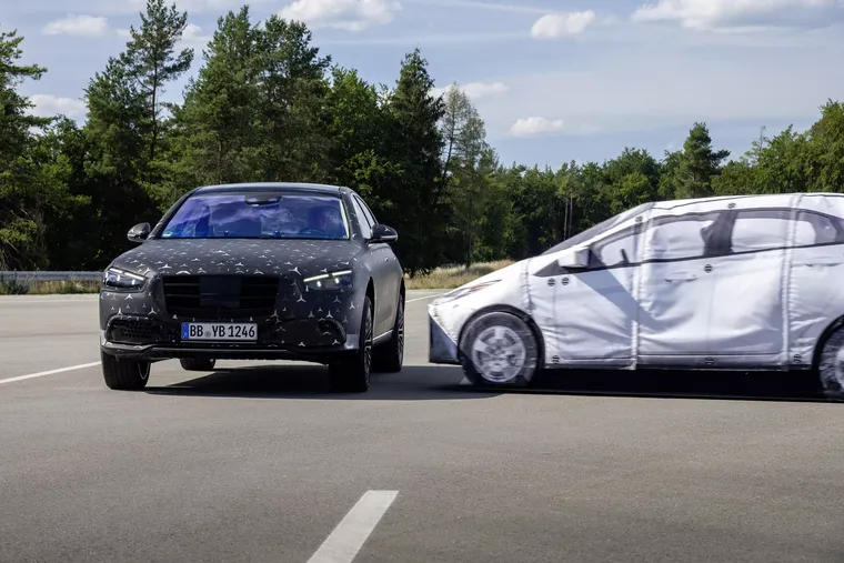 Mercedes Benz S-Class 2021: chiếc xe đầu tiên có túi khí cho hàng ghế sau ảnh 2