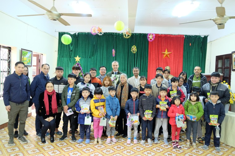 Piaggio Việt Nam đồng hành cùng Dự án từ thiện “Điện năng lượng mặt trời” ảnh 1