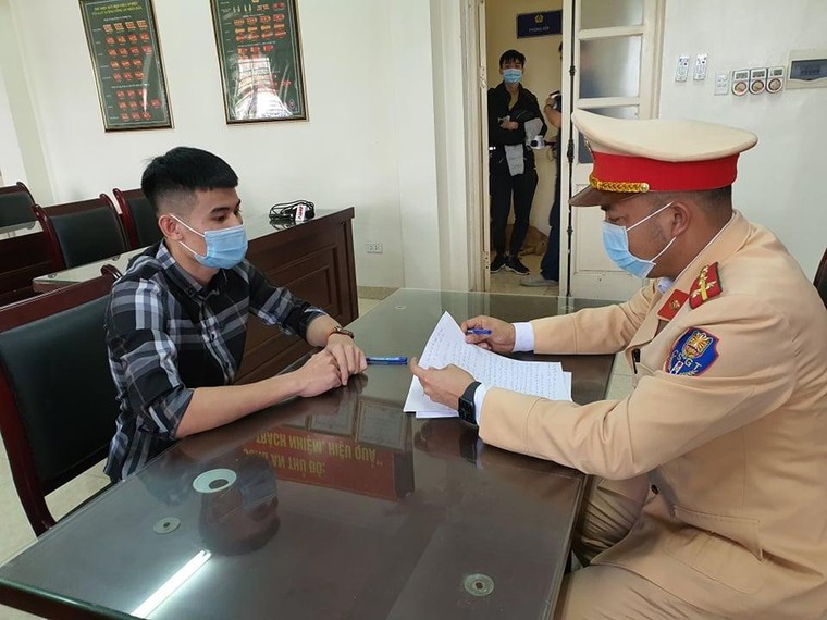 Xử phạt quái xế điều khiển xe phân khối lớn tốc độ 299 km/h trên đại lộ Thăng Long ảnh 1