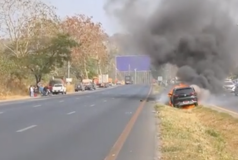 MG ZS Thái Lan bốc cháy dữ dội sau khi đâm vào dải phân cách ảnh 1