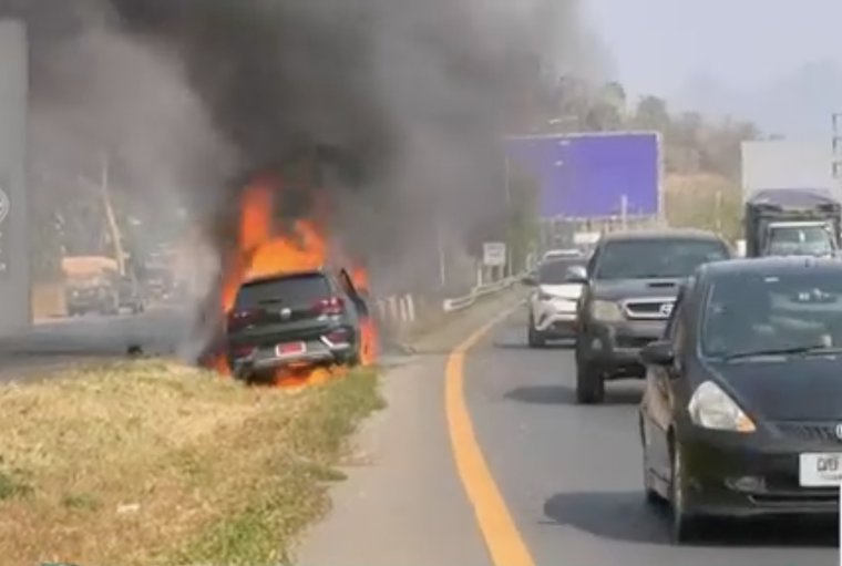 MG ZS Thái Lan bốc cháy dữ dội sau khi đâm vào dải phân cách ảnh 2