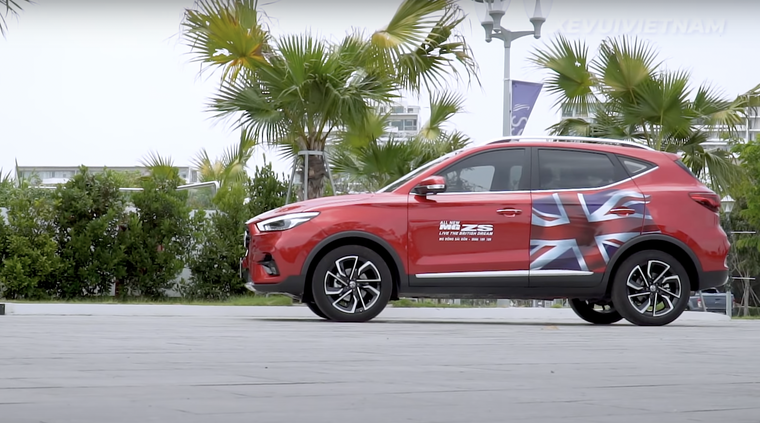 MG ZS Thái Lan bốc cháy dữ dội sau khi đâm vào dải phân cách ảnh 3