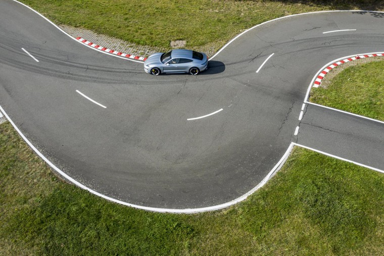 Porsche Taycan bị triệu hồi vì khả năng lỗi hệ thống treo ảnh 1