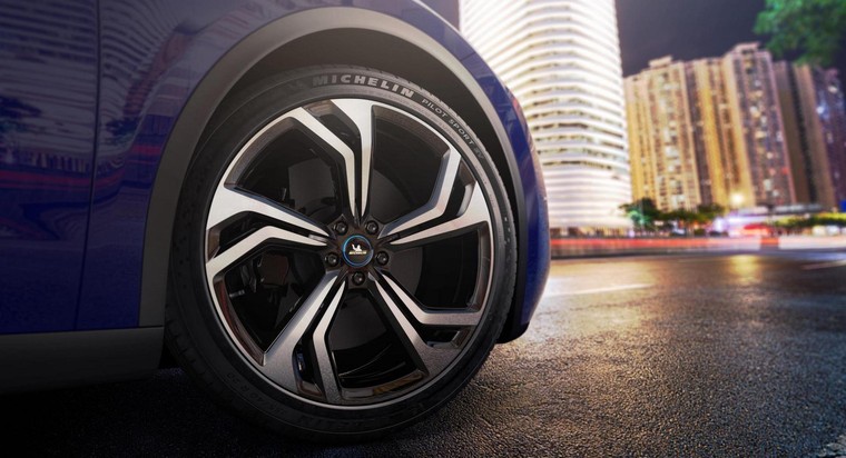 Michelin sắp sản xuất được lốp xe từ chai nhựa tái chế ảnh 1