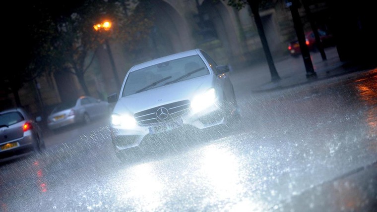 Những điều cần phải chú ý khi điều khiển ô tô trong mùa mưa ảnh 1