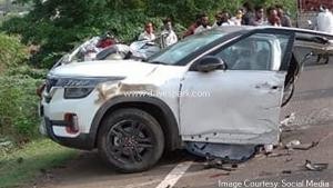 Kia Seltos gặp tai nạn gãy đôi xe ảnh 2