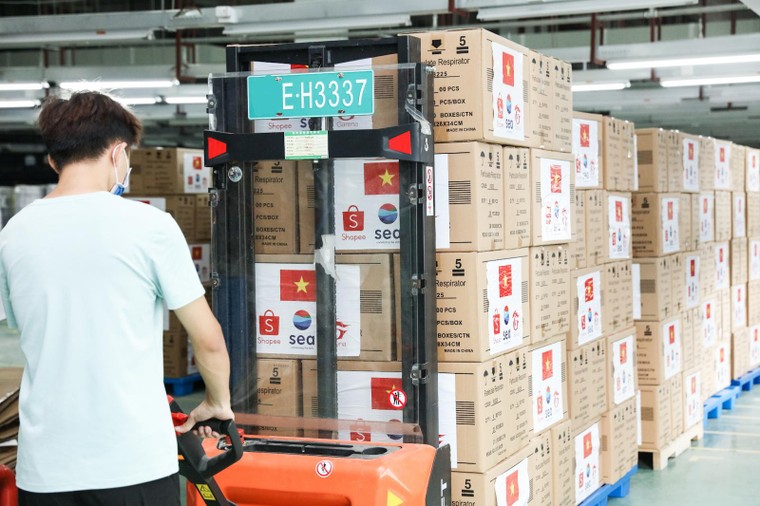 Trao tặng trang thiết bị y tế thiết yếu đồng hành cùng tuyến đầu chống dịch Covid-19 ảnh 2