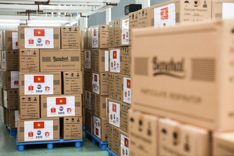 Trao tặng trang thiết bị y tế thiết yếu đồng hành cùng tuyến đầu chống dịch Covid-19 ảnh 1