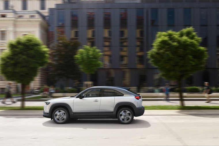 MX-30 - chiếc xe thuần điện đầu tiên của Mazda ảnh 8