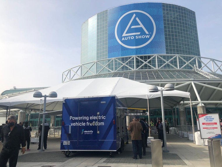 Người Mỹ trầm trồ trước bộ đôi VinFast VF e35, VF e36 ảnh 1