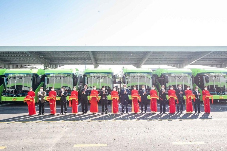 Xe buýt điện Vinbus chính thức tham gia mạng lưới vận tải công cộng Hà Nội ảnh 1