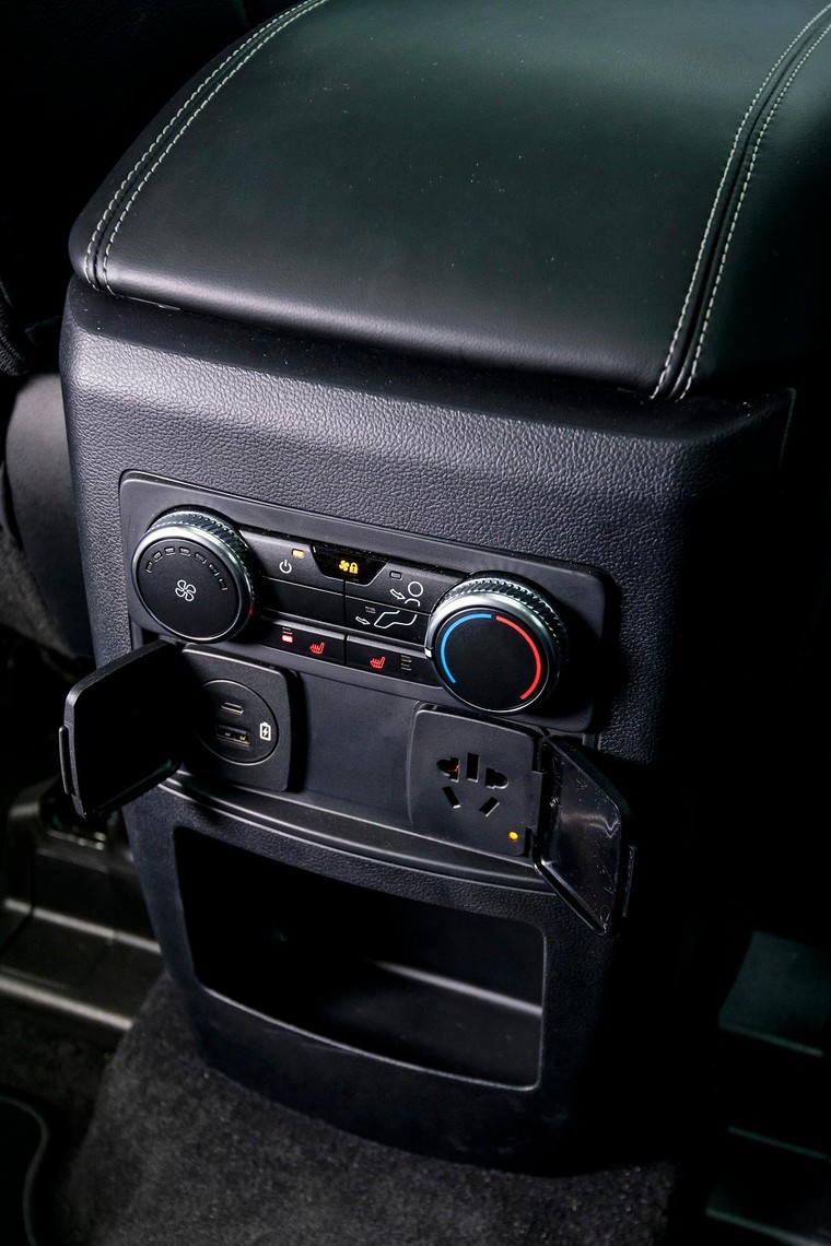 Ford Explorer chính thức ra mắt tại Việt Nam, nhập Mỹ giá hơn 2,3 tỷ Đồng ảnh 8