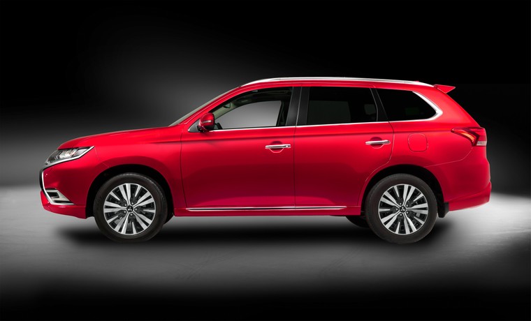 Mitsubishi Outlander nâng cấp 14 điểm, giá không đổi ảnh 9