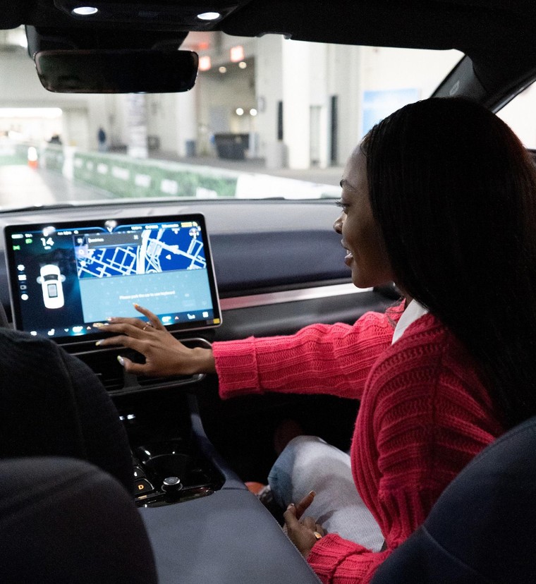 VinFast VF 8 được người Mỹ khen hết lời khi lăn bánh tại New York ảnh 1