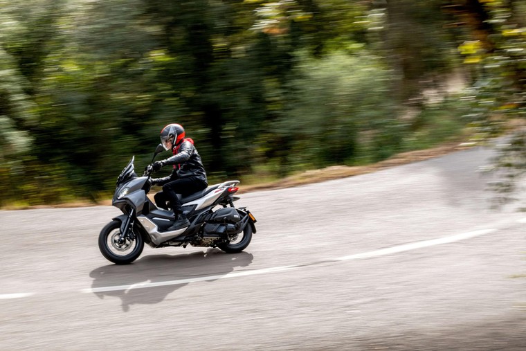 Piaggio Việt Nam ra mắt Aprilia SR GT 200 - Đỉnh cao về hiệu suất và thiết kế ảnh 7