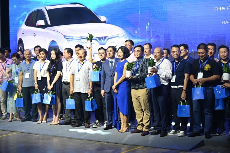 Vinfast bàn giao 100 ô tô điện VF 8 đầu tiên, chuẩn bị xuất khẩu ra quốc tế ảnh 1