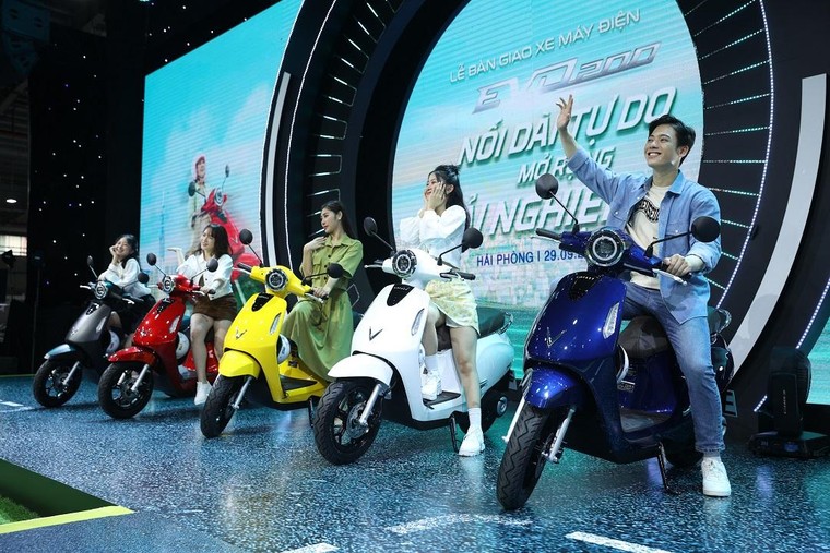 VinFast chính thức bàn giao xe máy điện EVO200 ảnh 2
