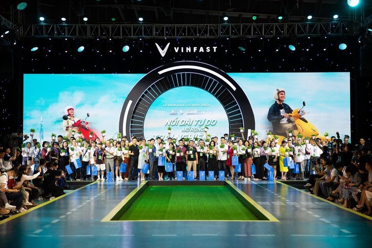 VinFast chính thức bàn giao xe máy điện EVO200 ảnh 3