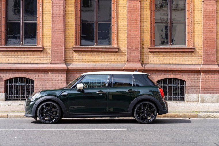 MINI Cooper S 5-Cửa Resolute Edition mới có giá bán gần 2,3 tỷ Đồng ảnh 6