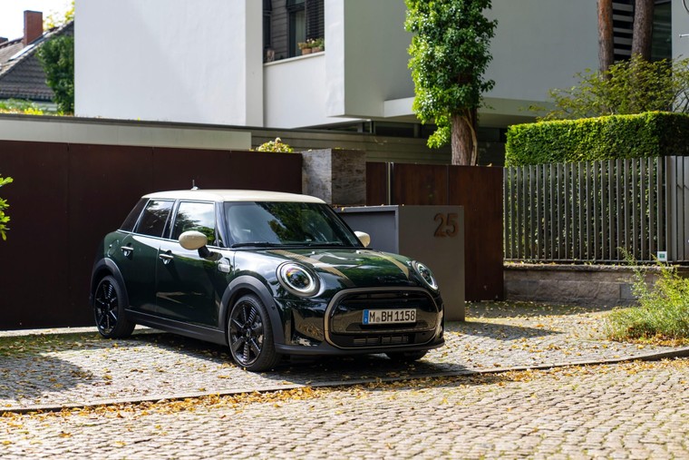 MINI Cooper S 5-Cửa Resolute Edition mới có giá bán gần 2,3 tỷ Đồng ảnh 2