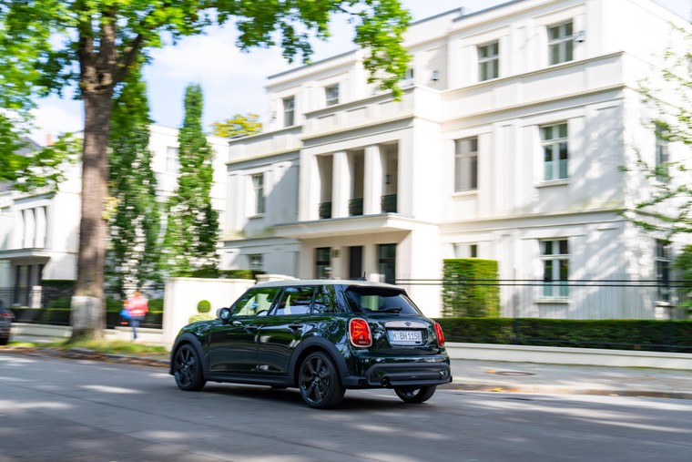MINI Cooper S 5-Cửa Resolute Edition mới có giá bán gần 2,3 tỷ Đồng ảnh 7