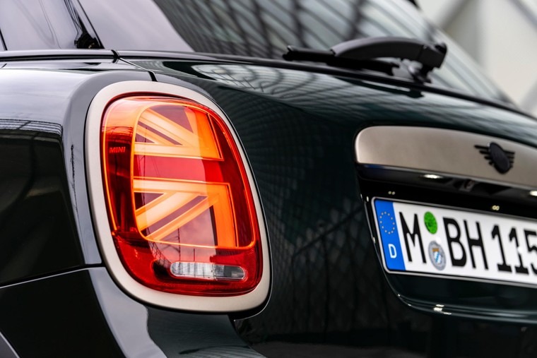 MINI Cooper S 5-Cửa Resolute Edition mới có giá bán gần 2,3 tỷ Đồng ảnh 8