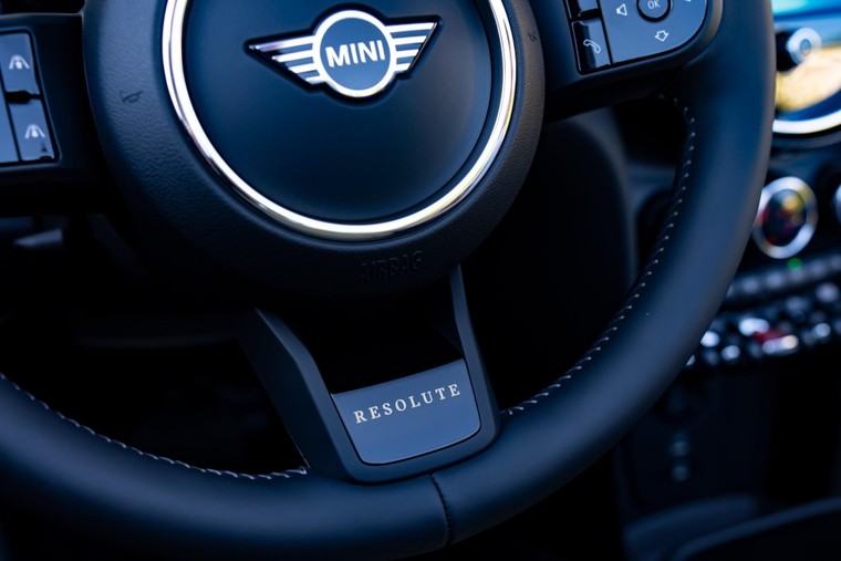 MINI Cooper S 5-Cửa Resolute Edition mới có giá bán gần 2,3 tỷ Đồng ảnh 5