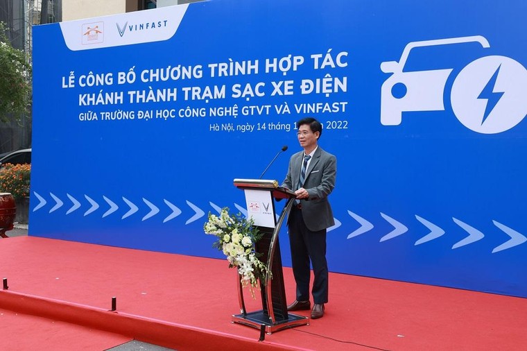 Trường Đại học công lập đầu tiên tại Hà Nội lắp đặt trạm sạc ô tô điện ảnh 1
