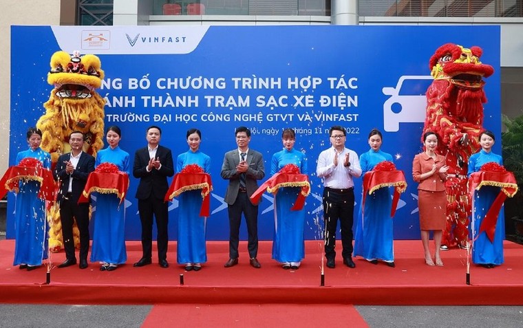 Trường Đại học công lập đầu tiên tại Hà Nội lắp đặt trạm sạc ô tô điện ảnh 2