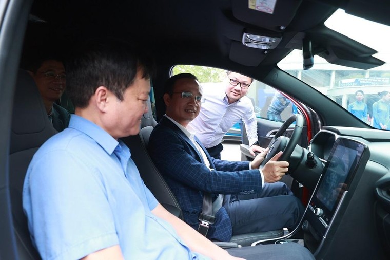 Trường Đại học công lập đầu tiên tại Hà Nội lắp đặt trạm sạc ô tô điện ảnh 4