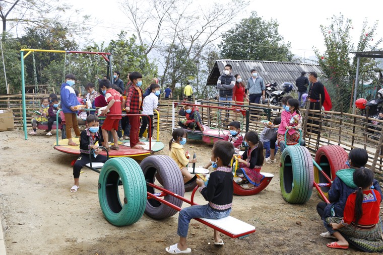 Ford Việt Nam tặng nhiều hộp số, động cơ và xe mới cho các trường kỹ thuật ảnh 4