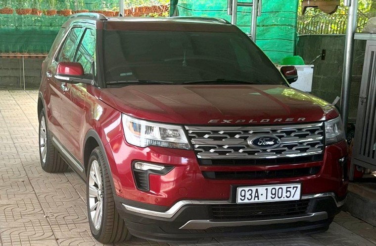 Ford Explorer sửa chữa chính hãng bị mất số khung, chủ xe khởi kiện, yêu cầu đại lý đền bù ảnh 1