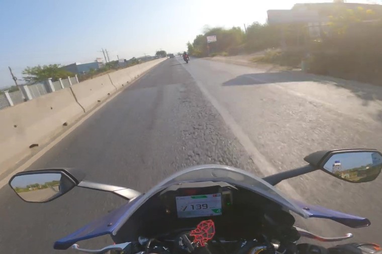 Youtuber nói xe lỗi, ngang nhiên chạy mô tô 150km/h trên quốc lộ 1A ảnh 1
