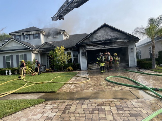 Ô tô điện Mercedes bốc cháy tại nhà, chủ xe thiệt hại 1 triệu USD ảnh 1