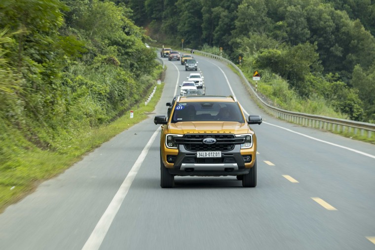 Ford Everest liên tục dẫn đầu doanh số, bỏ xa các đối thủ trong phân khúc ảnh 1