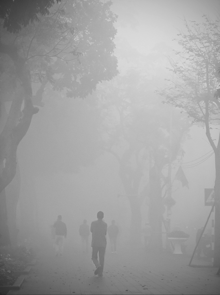 Hà Nội mù sương trong ngày tiễn ông Công ông Táo về trời ảnh 4