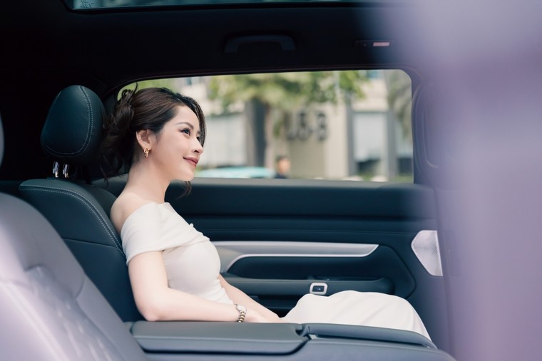 Chi Pu thích thú khi nhận xe VinFast VF9 ảnh 4