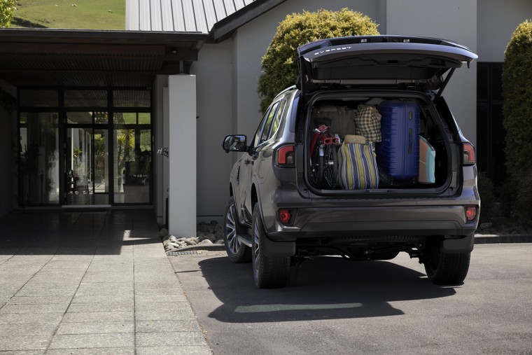 Ford Everest Platinum và Ford Ranger Stormtrak có giá bán chính thức ảnh 2