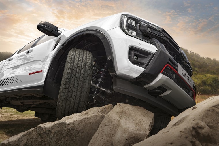 Ford Everest Platinum và Ford Ranger Stormtrak có giá bán chính thức ảnh 3