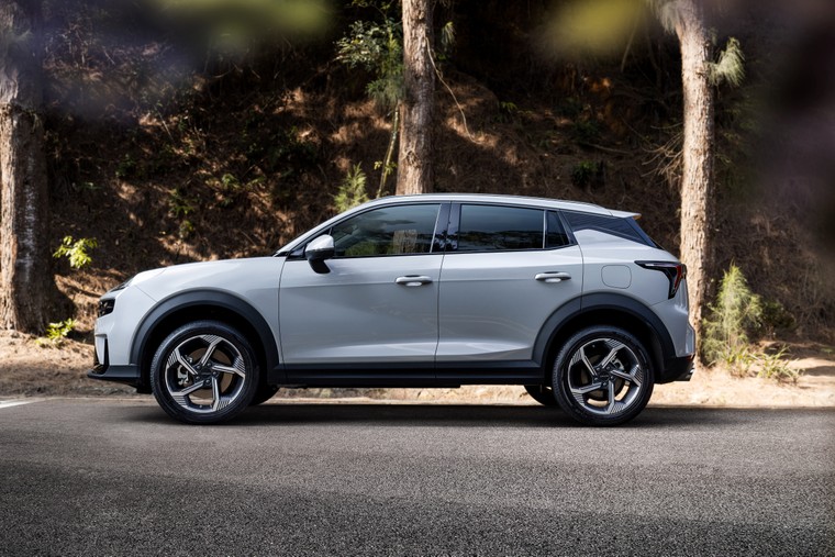 SUV cỡ B - Lynk&Co 06 chính thức ra mắt tại Việt Nam ảnh 1