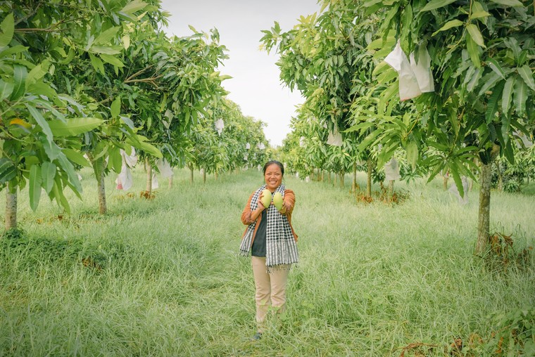 Xem nông dân livestream ngay tại vườn, trải nghiệm chốt đơn trái cây trên Shopee ảnh 1