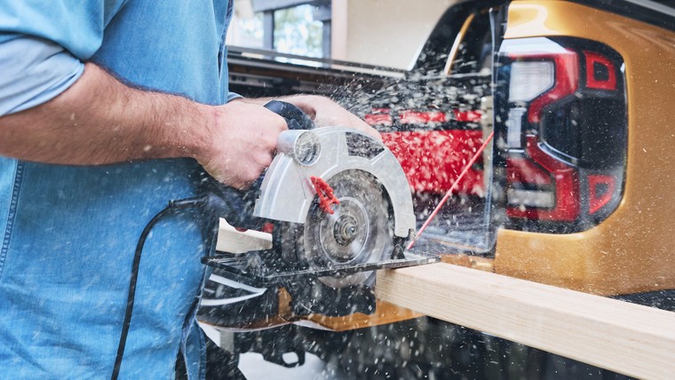 Tự chế vách ngăn thùng xe, giúp Ford Ranger linh hoạt hơn ảnh 1