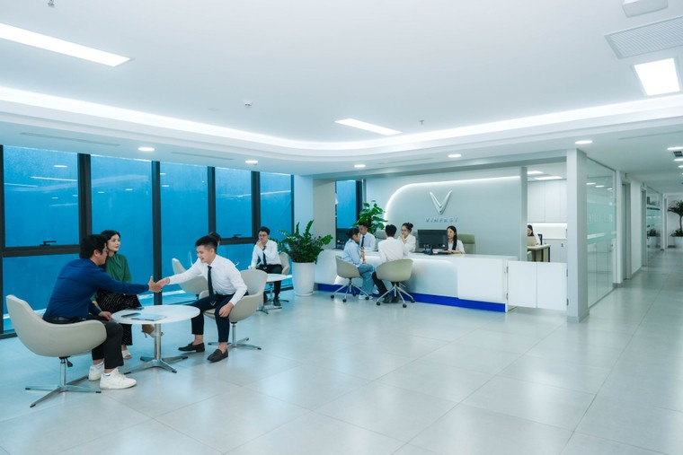 Cận cảnh showroom 8.000m2 lớn nhất Việt Nam của VinFast ảnh 3