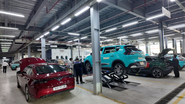 Cận cảnh showroom 8.000m2 lớn nhất Việt Nam của VinFast ảnh 4