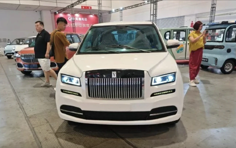 Ô tô cỡ nhỏ nhái thiết kế Rolls-Royce, Maybach giá 50 triệu đồng cực hot tại Trung Quốc ảnh 1