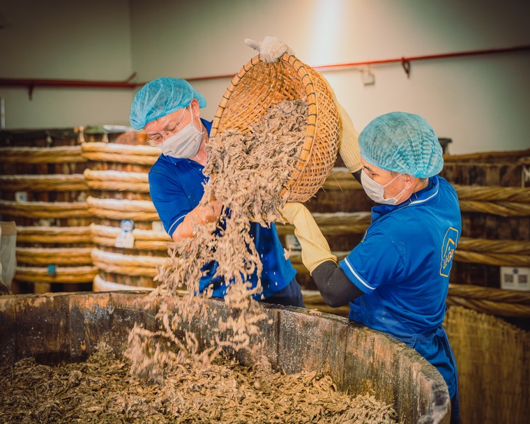 Thúc đẩy TMĐT, doanh nghiệp Thanh Hóa “giữ lửa” cho nghề làm mắm truyền thống ảnh 1