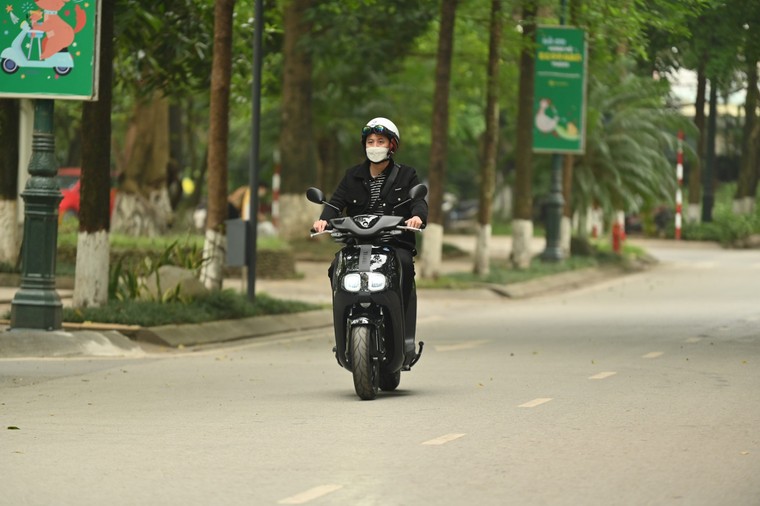 Khi ông lớn xe máy bước vào cuộc chơi xe điện ảnh 4