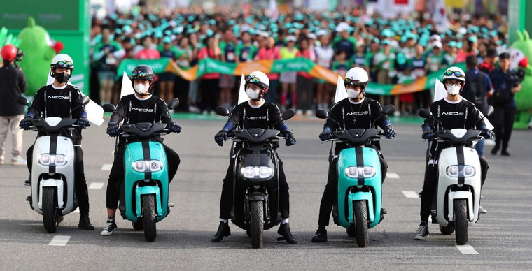 Khi ông lớn xe máy bước vào cuộc chơi xe điện ảnh 1