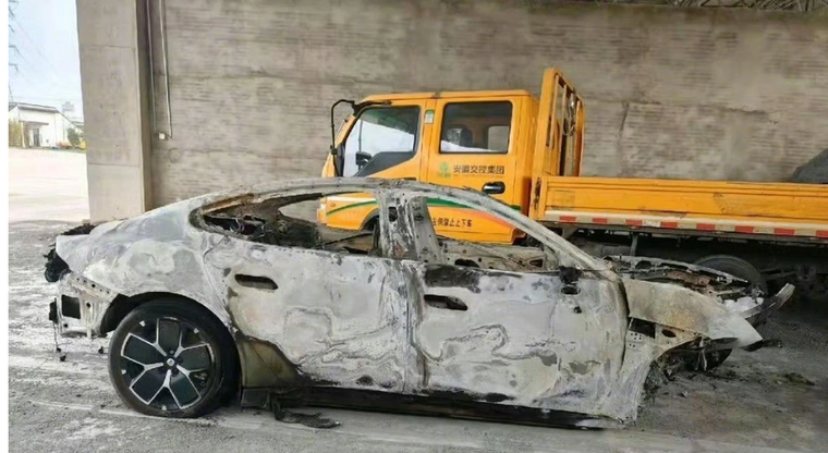 Xe điện của Xiaomi bốc cháy trên cao tốc sau va chạm, 3 người thiệt mạng ảnh 2