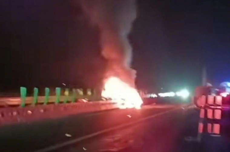 Xe điện của Xiaomi bốc cháy trên cao tốc sau va chạm, 3 người thiệt mạng ảnh 1